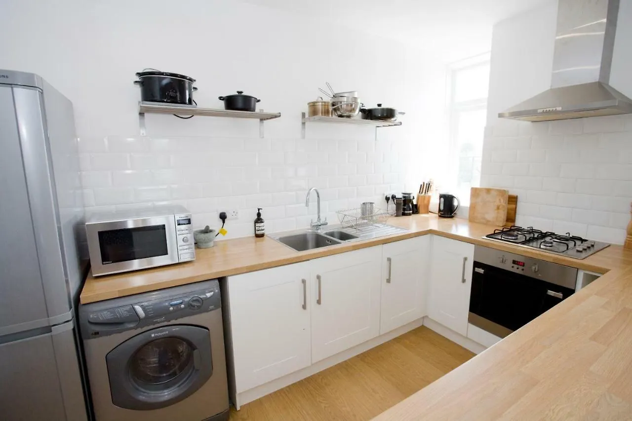 Bright 2 Bedroom Apt - Great Location - Free Parking Bournemouth 0*,  United Kingdom