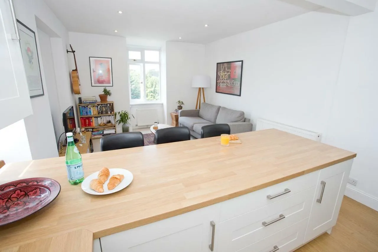 Bright 2 Bedroom Apt - Great Location - Free Parking Bournemouth 0*,