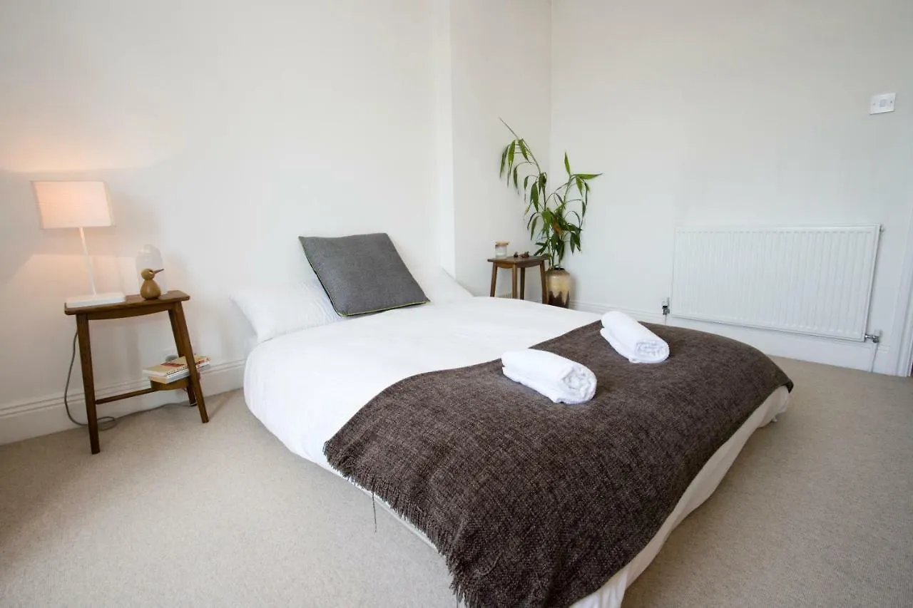 Bright 2 Bedroom Apt - Great Location - Free Parking Bournemouth Apartment