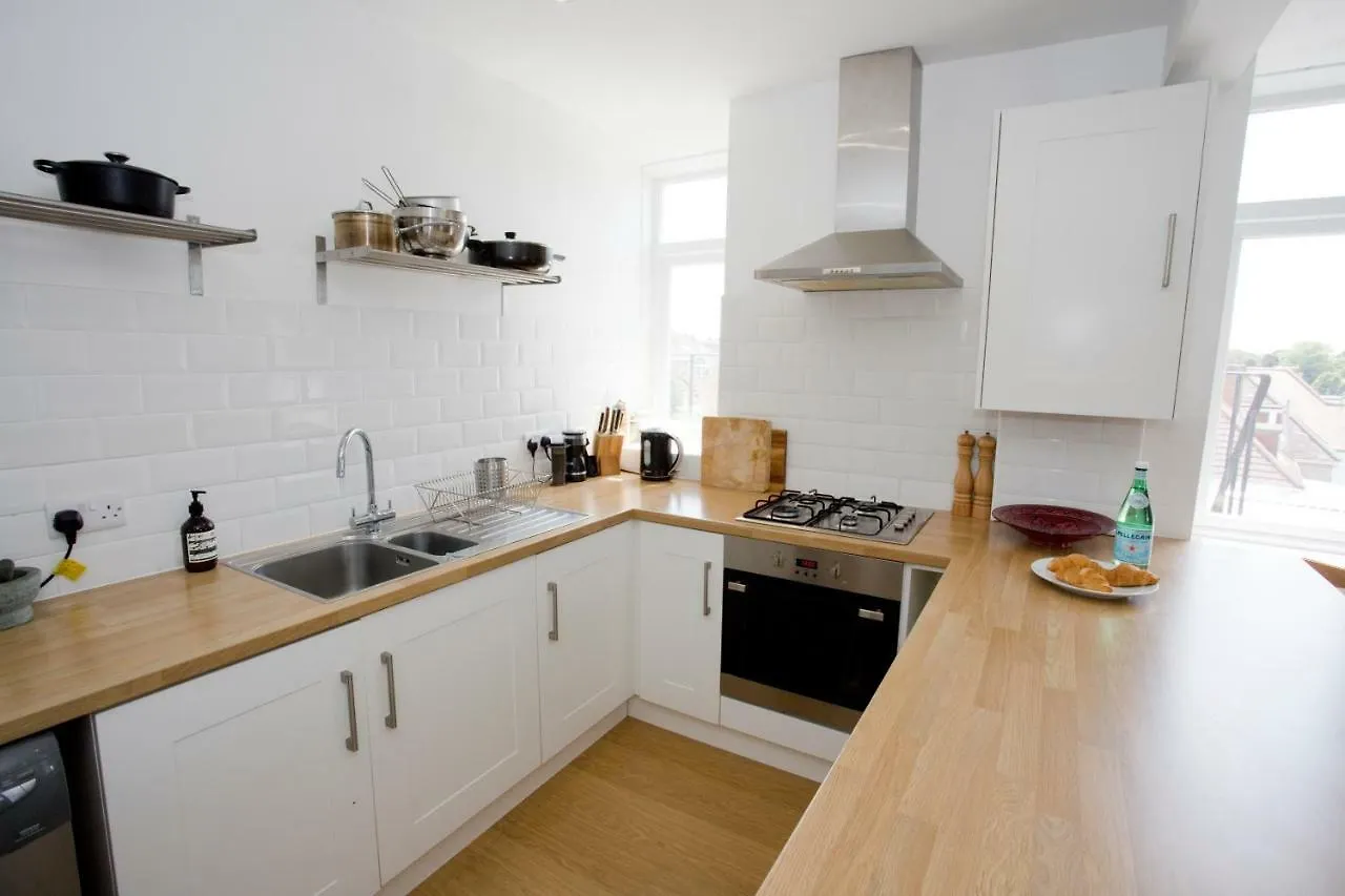 Bright 2 Bedroom Apt - Great Location - Free Parking Bournemouth Apartment