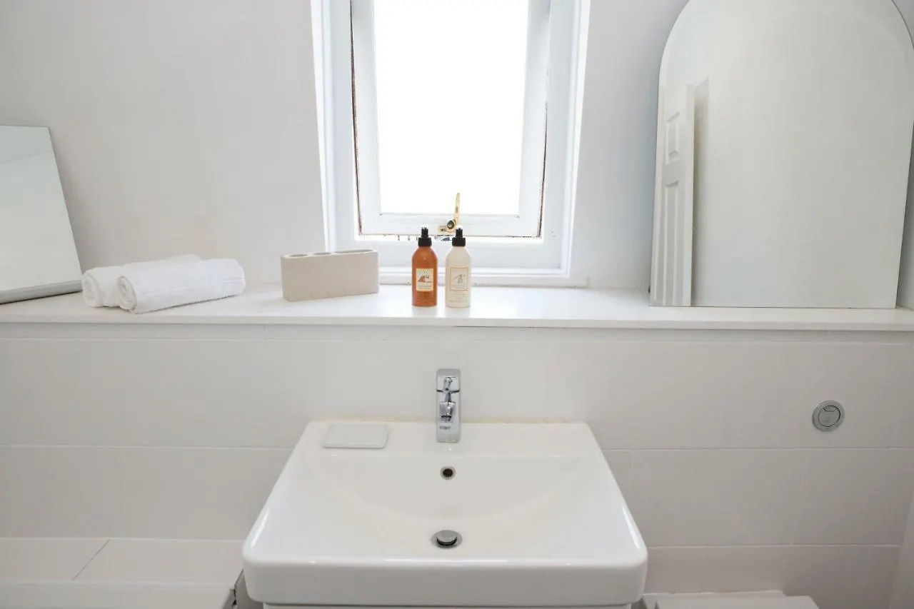 Bright 2 Bedroom Apt - Great Location - Free Parking Bournemouth 0*,  United Kingdom
