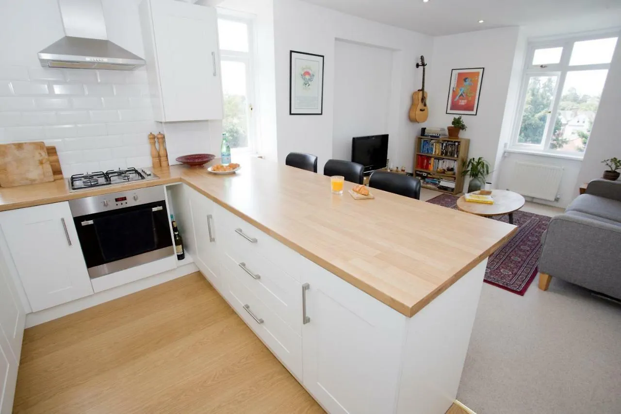 Bright 2 Bedroom Apt - Great Location - Free Parking Bournemouth Apartmán