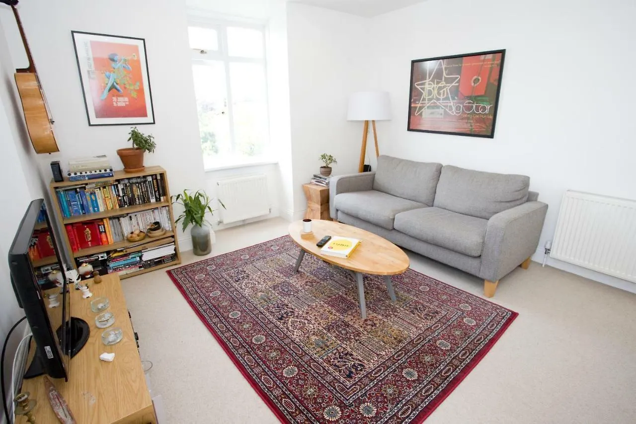 Bright 2 Bedroom Apt - Great Location - Free Parking Bournemouth 0*,  Velká Británie