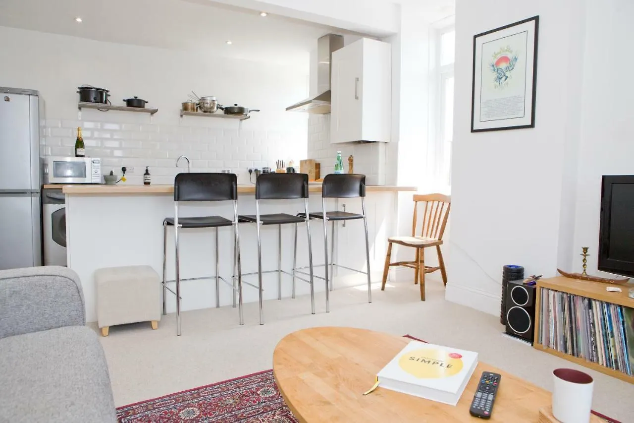 Bright 2 Bedroom Apt - Great Location - Free Parking Bournemouth 0*,